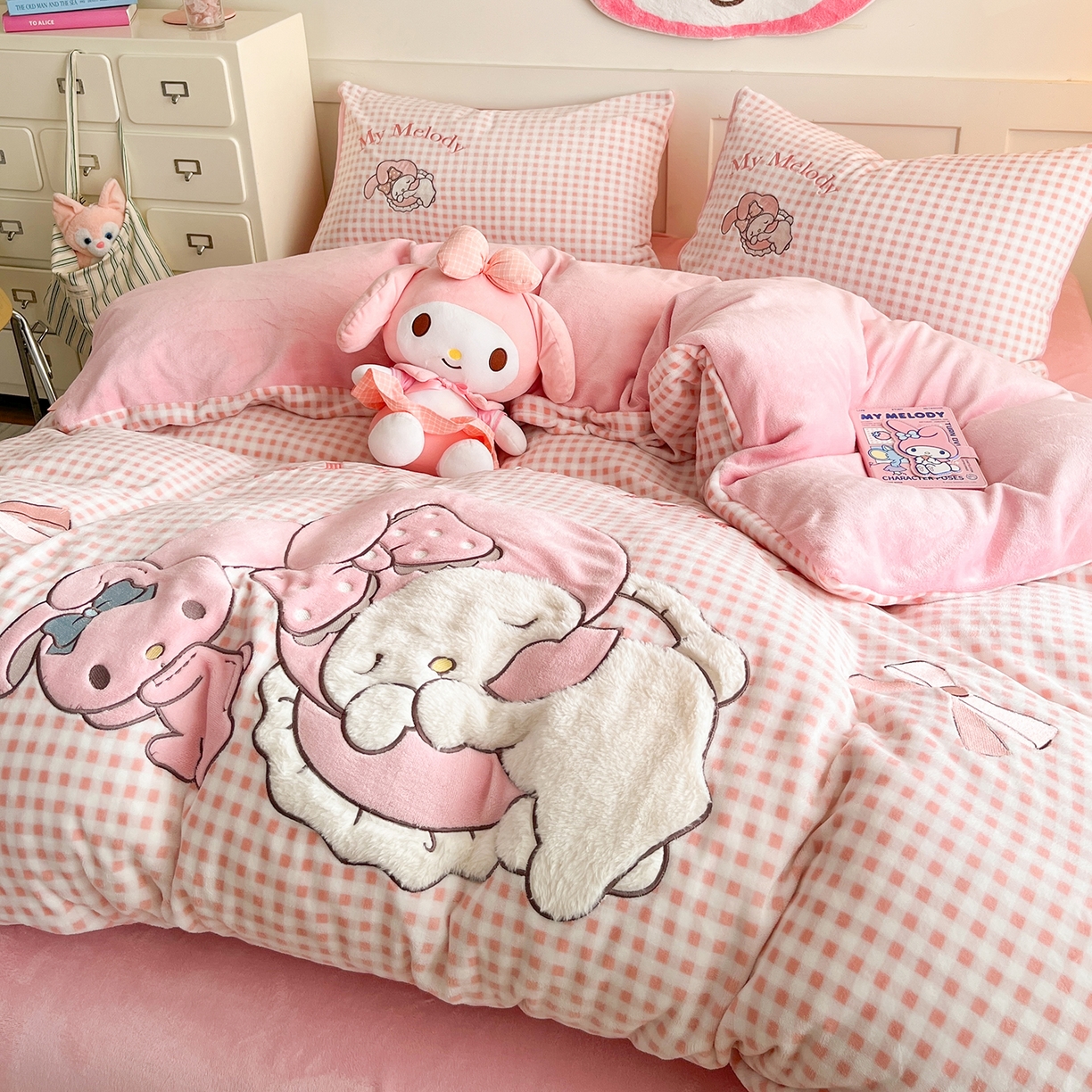 91家纺网 家纺一手货源 找家纺 金爱家 2025新款A类三丽鸥授权Kitty兔毛贴布绣毛巾绣印加绣卡通少女加厚牛奶绒系列四件套 绒贴布绣-晚安美乐蒂