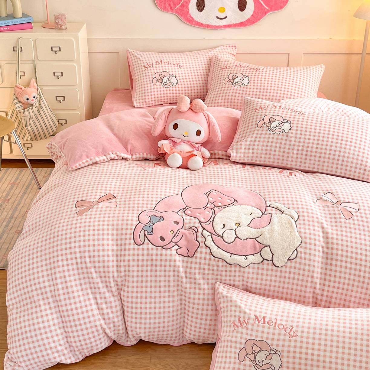 91家纺网 家纺一手货源 找家纺 金爱家 2025新款A类三丽鸥授权Kitty兔毛贴布绣毛巾绣印加绣卡通少女加厚牛奶绒系列四件套 绒贴布绣-晚安美乐蒂