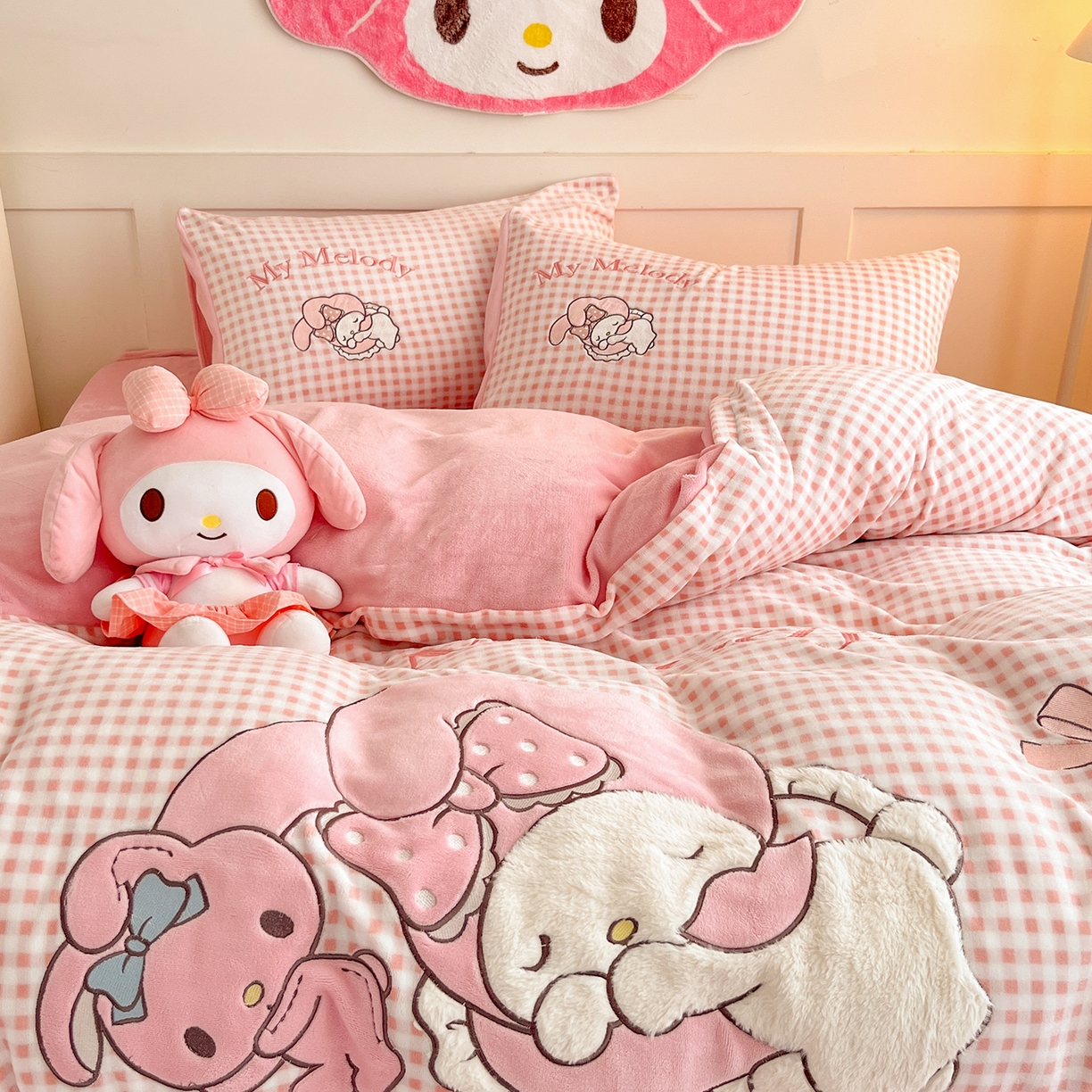 91家纺网 家纺一手货源 找家纺 金爱家 2025新款A类三丽鸥授权Kitty兔毛贴布绣毛巾绣印加绣卡通少女加厚牛奶绒系列四件套 绒贴布绣-晚安美乐蒂