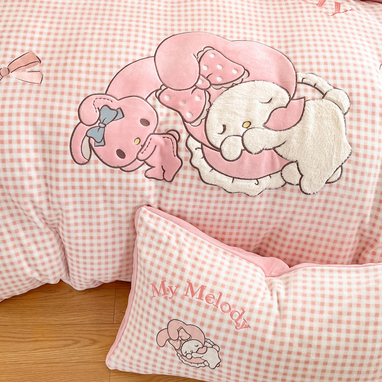 91家纺网 家纺一手货源 找家纺 金爱家 2025新款A类三丽鸥授权Kitty兔毛贴布绣毛巾绣印加绣卡通少女加厚牛奶绒系列四件套 绒贴布绣-晚安美乐蒂