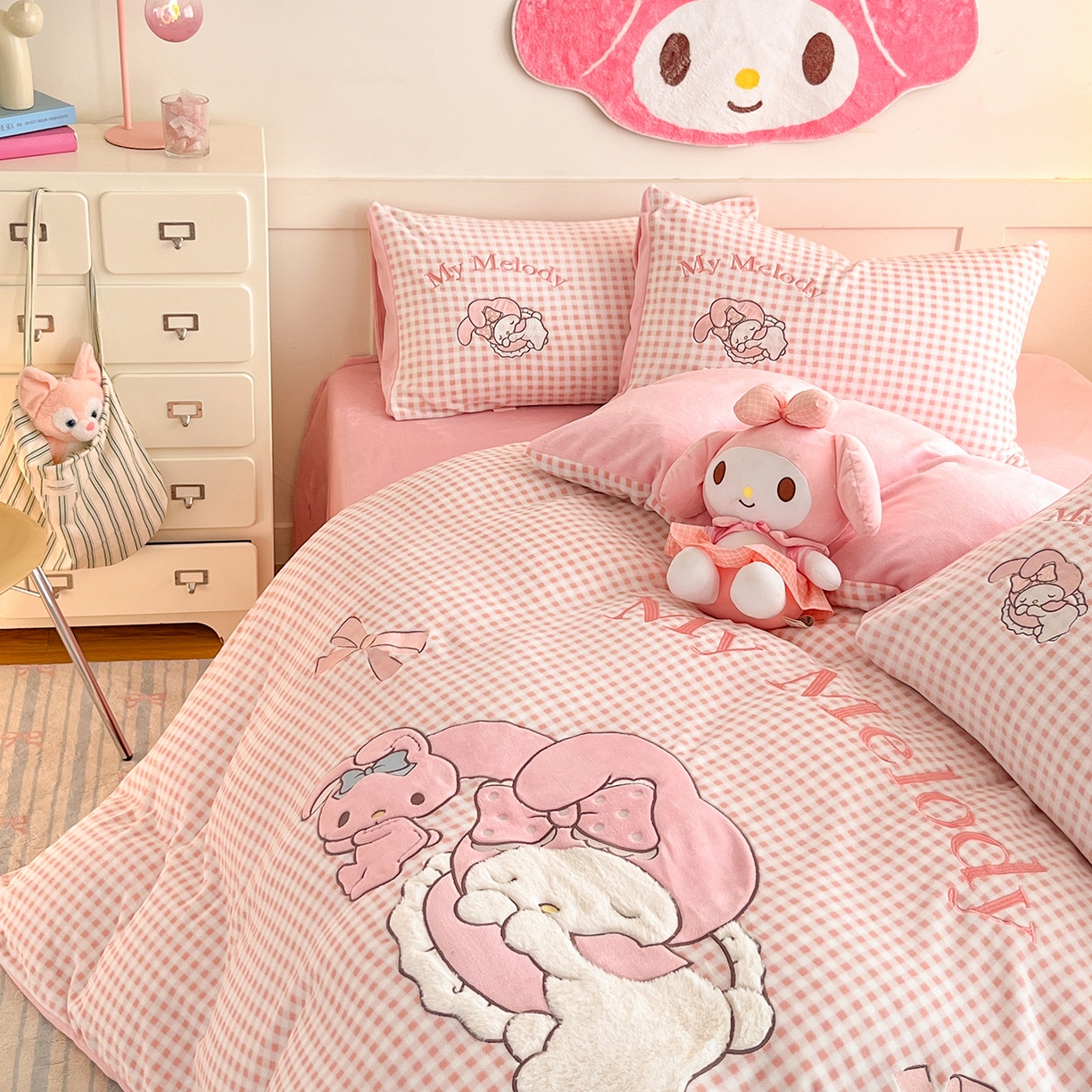 91家纺网 家纺一手货源 找家纺 金爱家 2025新款A类三丽鸥授权Kitty兔毛贴布绣毛巾绣印加绣卡通少女加厚牛奶绒系列四件套 绒贴布绣-晚安美乐蒂