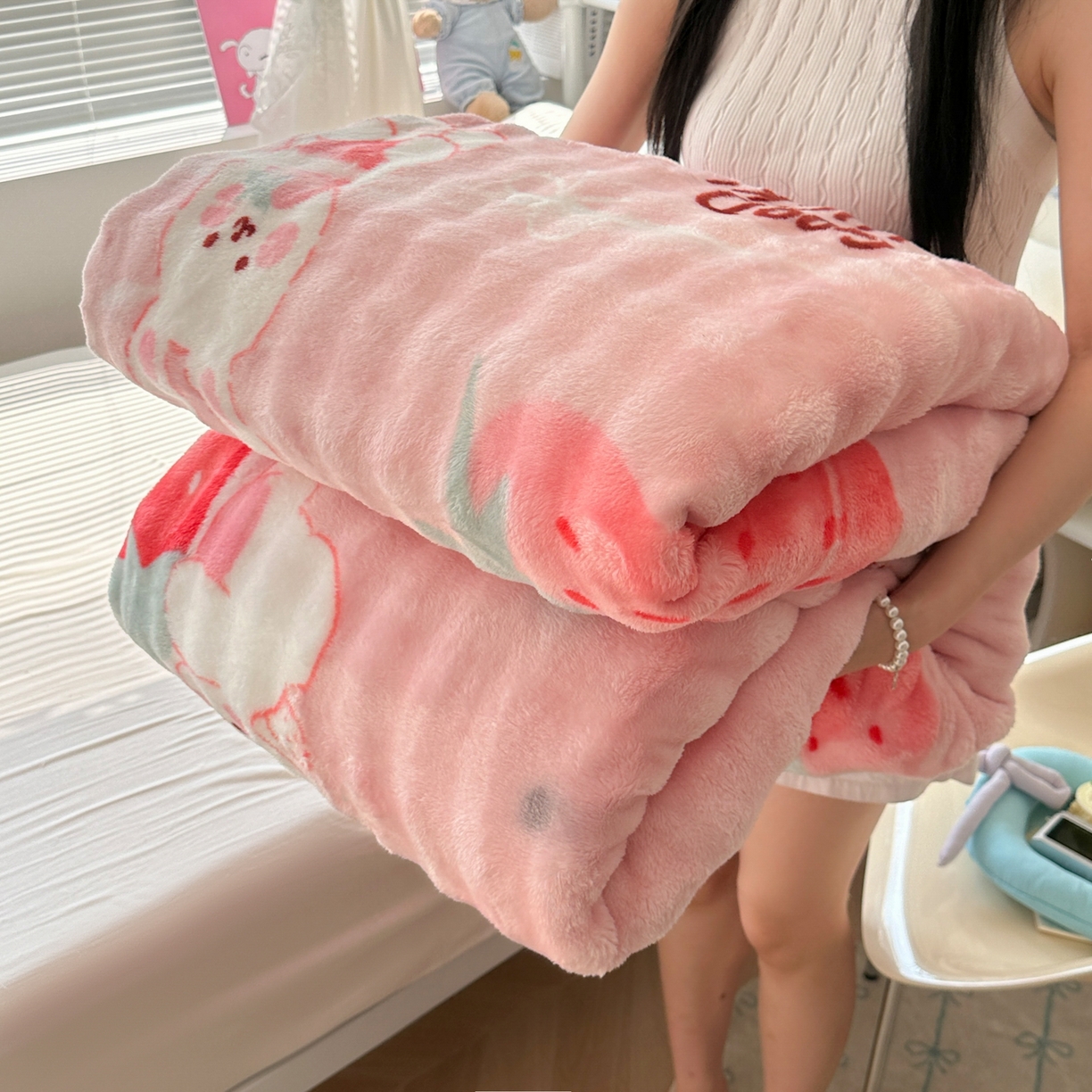 韩巢家纺 2025新款高克重泡泡绒毛毯多功能牛奶绒毯子支持跨境电商 草莓兔