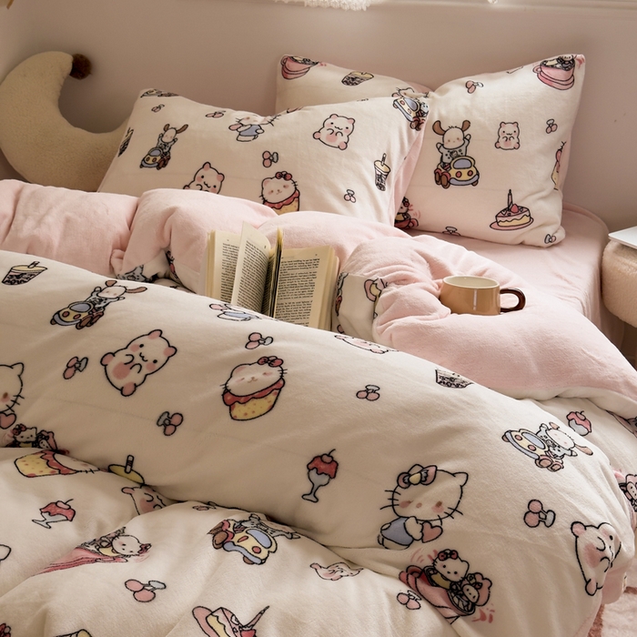 91家纺网 家纺一手货源 找家纺 小叮当家纺仓储工厂店 买家秀 爆款花型2025新款秋冬保暖高克重牛奶绒小清新印花四件套系列-风格一 甜心小猫