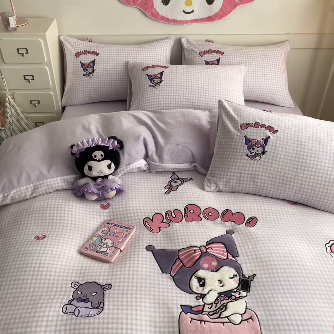 91家纺网 家纺一手货源 找家纺 金爱家 2025新款A类三丽鸥授权Kitty兔毛贴布绣毛巾绣印加绣卡通少女加厚牛奶绒系列四件套 绒贴布绣-少女库洛米
