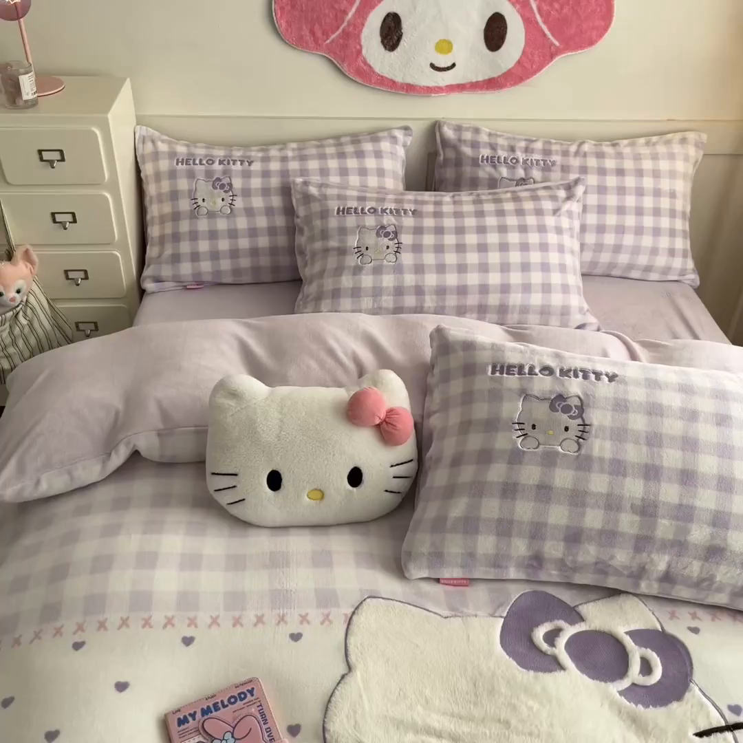 91家纺网 家纺一手货源 找家纺 金爱家 2025新款A类三丽鸥授权Kitty兔毛贴布绣毛巾绣印加绣卡通少女加厚牛奶绒系列四件套 绒贴布绣- 紫格爱心KT