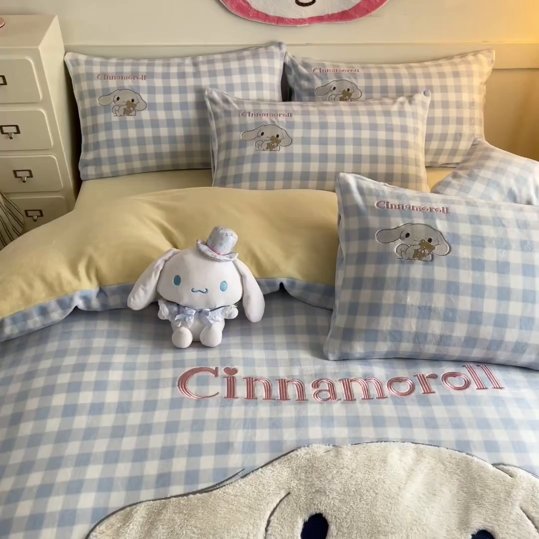 91家纺网 家纺一手货源 找家纺 金爱家 2025新款A类三丽鸥授权Kitty兔毛贴布绣毛巾绣印加绣卡通少女加厚牛奶绒系列四件套 绒贴布绣-爱心玉桂狗