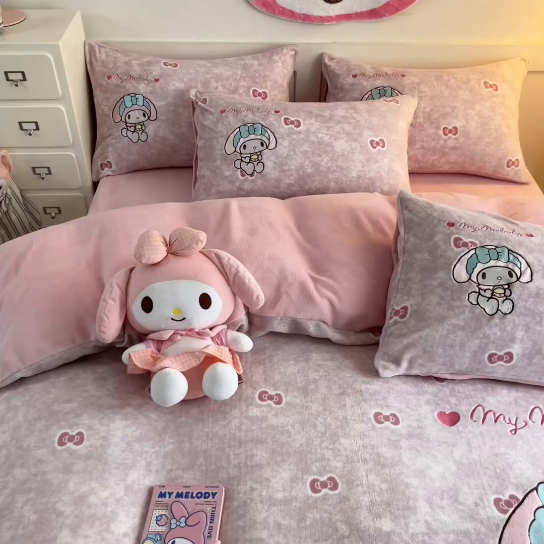 91家纺网 家纺一手货源 找家纺 金爱家 2025新款A类三丽鸥授权Kitty兔毛贴布绣毛巾绣印加绣卡通少女加厚牛奶绒系列四件套 绒贴布绣-蝴蝶结美乐蒂