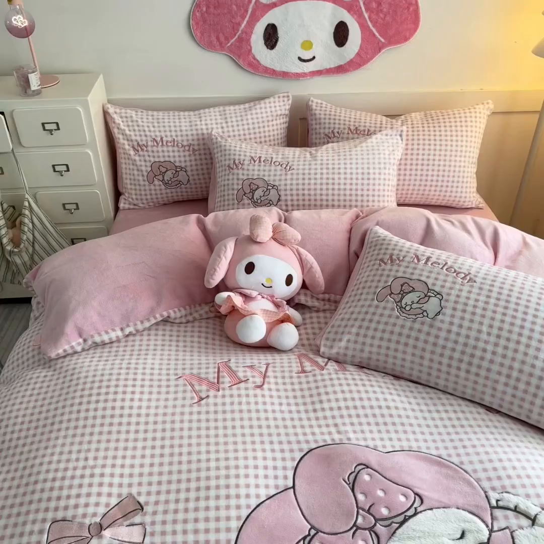 91家纺网 家纺一手货源 找家纺 金爱家 2025新款A类三丽鸥授权Kitty兔毛贴布绣毛巾绣印加绣卡通少女加厚牛奶绒系列四件套 绒贴布绣-晚安美乐蒂