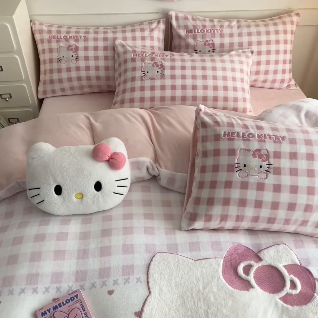 91家纺网 家纺一手货源 找家纺 金爱家 2025新款A类三丽鸥授权Kitty兔毛贴布绣毛巾绣印加绣卡通少女加厚牛奶绒系列四件套 绒贴布绣-粉格爱心KT