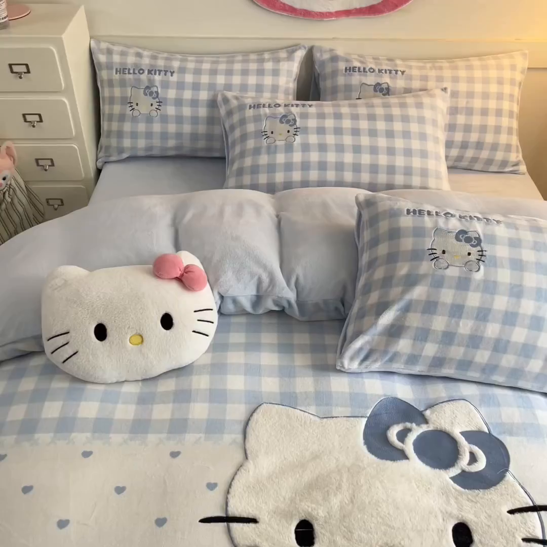 91家纺网 家纺一手货源 找家纺 金爱家 2025新款A类三丽鸥授权Kitty兔毛贴布绣毛巾绣印加绣卡通少女加厚牛奶绒系列四件套 绒贴布绣-蓝格爱心KT