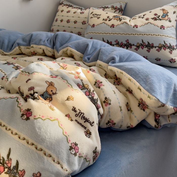 91家纺网 家纺一手货源 找家纺 小叮当家纺仓储工厂店 买家秀 爆款花型2025新款秋冬保暖高克重牛奶绒小清新印花四件套系列-风格一 小兔卡卡