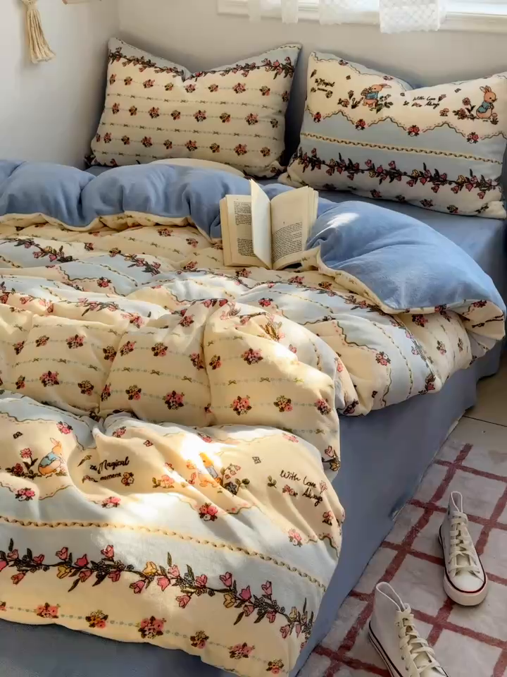 91家纺网 家纺一手货源 找家纺 小叮当家纺仓储工厂店 买家秀 爆款花型2025新款秋冬保暖高克重牛奶绒小清新印花四件套系列-风格一 小兔卡卡