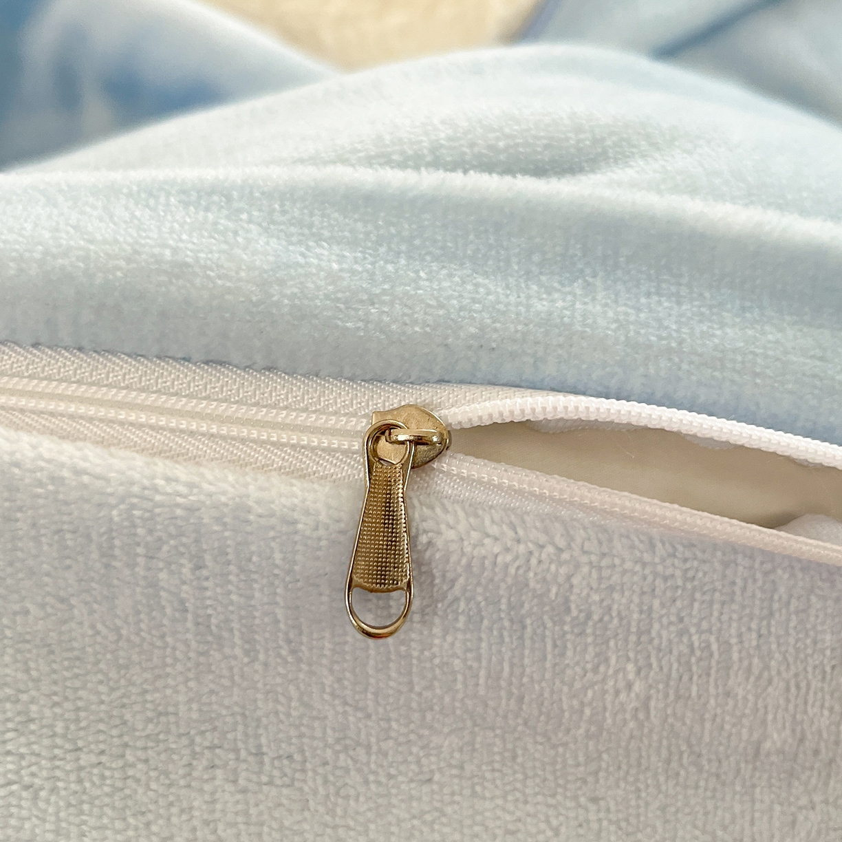 91家纺网 家纺一手货源 找家纺 金爱家 2025新款A类三丽鸥授权Kitty兔毛贴布绣毛巾绣印加绣卡通少女加厚牛奶绒系列四件套 绒贴布绣-蓝格爱心KT