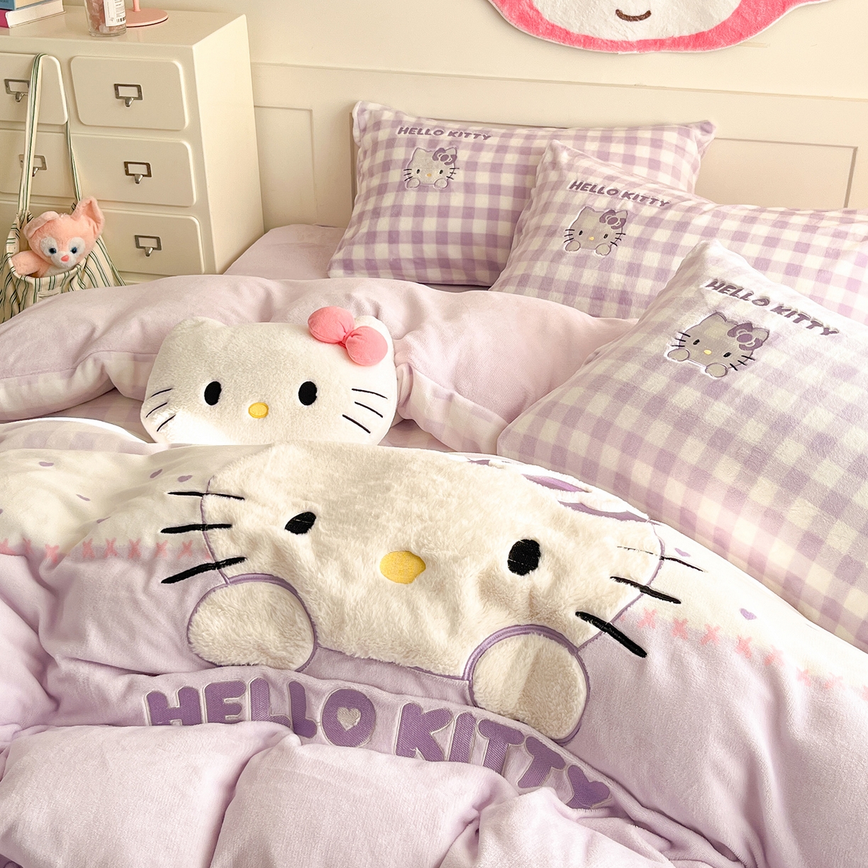 91家纺网 家纺一手货源 找家纺 金爱家 2025新款A类三丽鸥授权Kitty兔毛贴布绣毛巾绣印加绣卡通少女加厚牛奶绒系列四件套 绒贴布绣- 紫格爱心KT