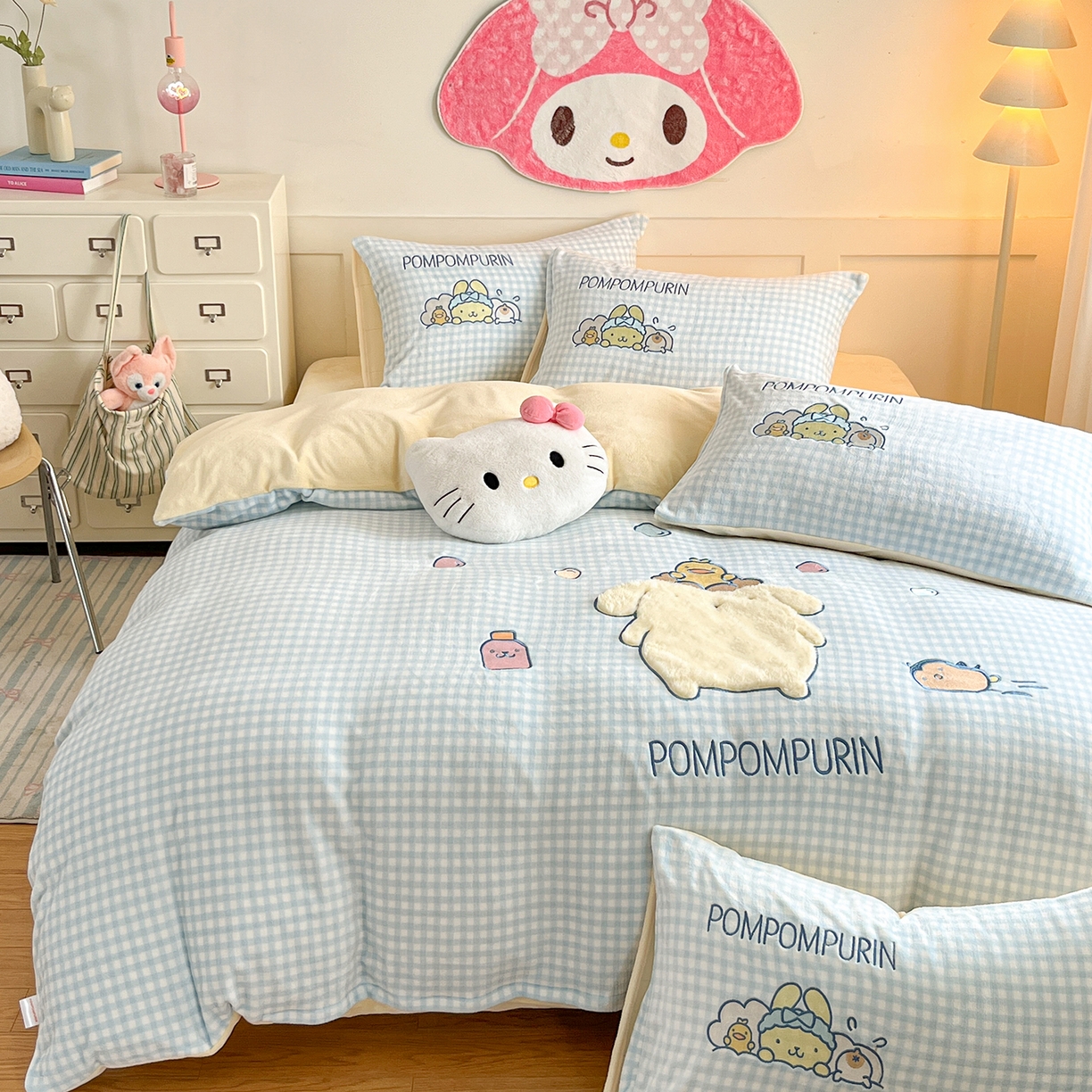 91家纺网 家纺一手货源 找家纺 金爱家 2025新款A类三丽鸥授权Kitty兔毛贴布绣毛巾绣印加绣卡通少女加厚牛奶绒系列四件套 绒贴布绣- 蓝格布丁狗