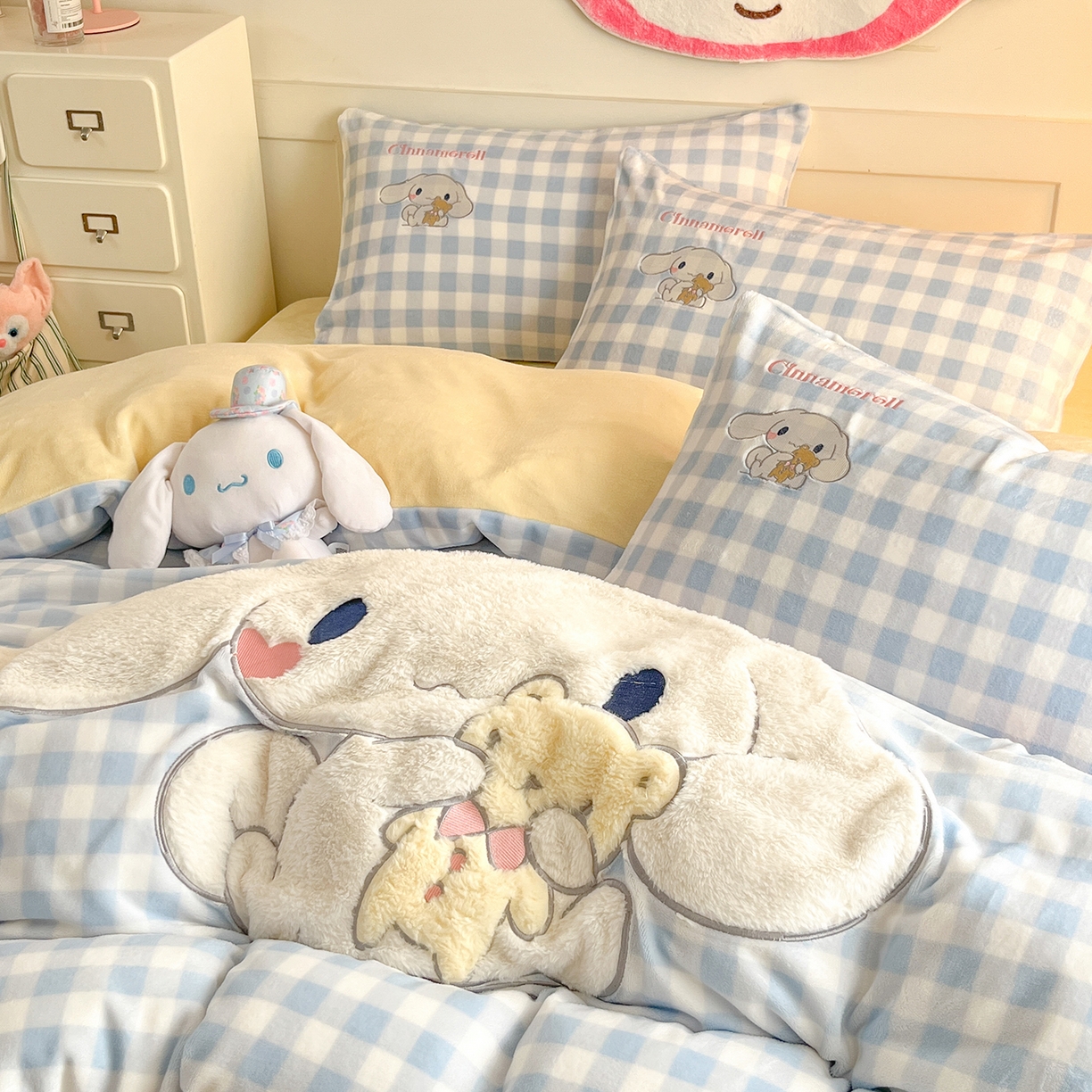 91家纺网 家纺一手货源 找家纺 金爱家 2025新款A类三丽鸥授权Kitty兔毛贴布绣毛巾绣印加绣卡通少女加厚牛奶绒系列四件套 绒贴布绣-爱心玉桂狗