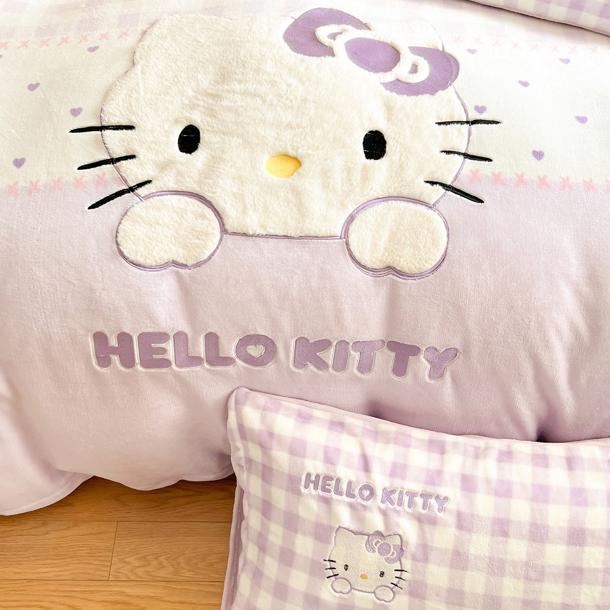 91家纺网 家纺一手货源 找家纺 金爱家 2025新款A类三丽鸥授权Kitty兔毛贴布绣毛巾绣印加绣卡通少女加厚牛奶绒系列四件套 绒贴布绣- 紫格爱心KT