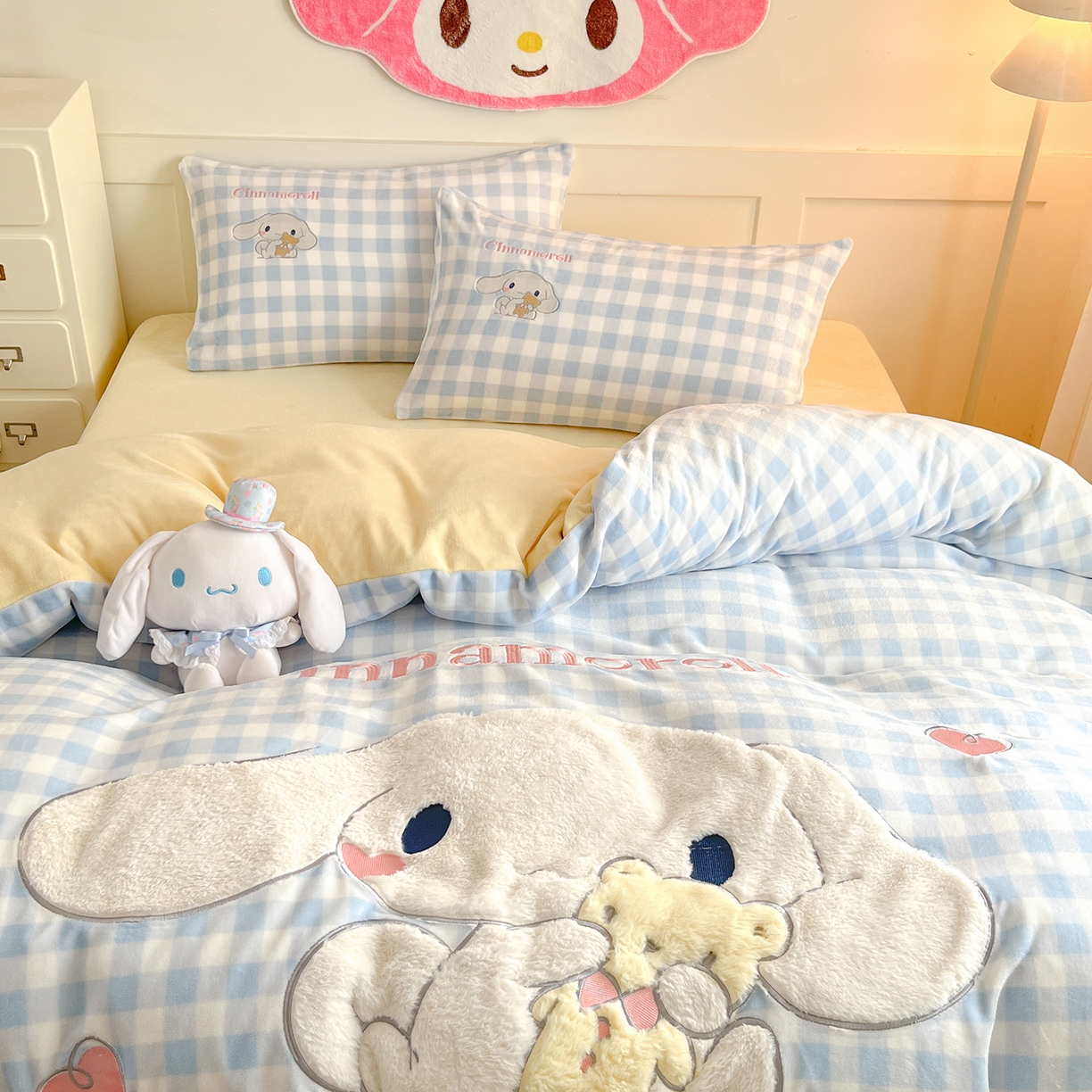 91家纺网 家纺一手货源 找家纺 金爱家 2025新款A类三丽鸥授权Kitty兔毛贴布绣毛巾绣印加绣卡通少女加厚牛奶绒系列四件套 绒贴布绣-爱心玉桂狗