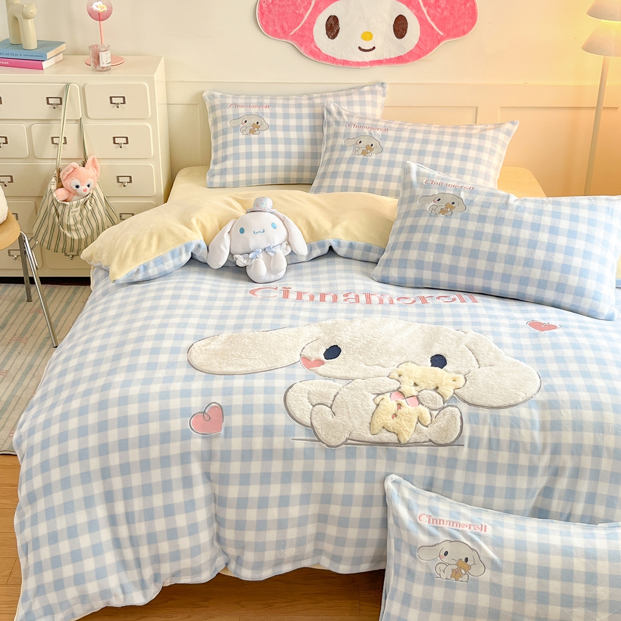 91家纺网 家纺一手货源 找家纺 金爱家 2025新款A类三丽鸥授权Kitty兔毛贴布绣毛巾绣印加绣卡通少女加厚牛奶绒系列四件套 绒贴布绣-爱心玉桂狗