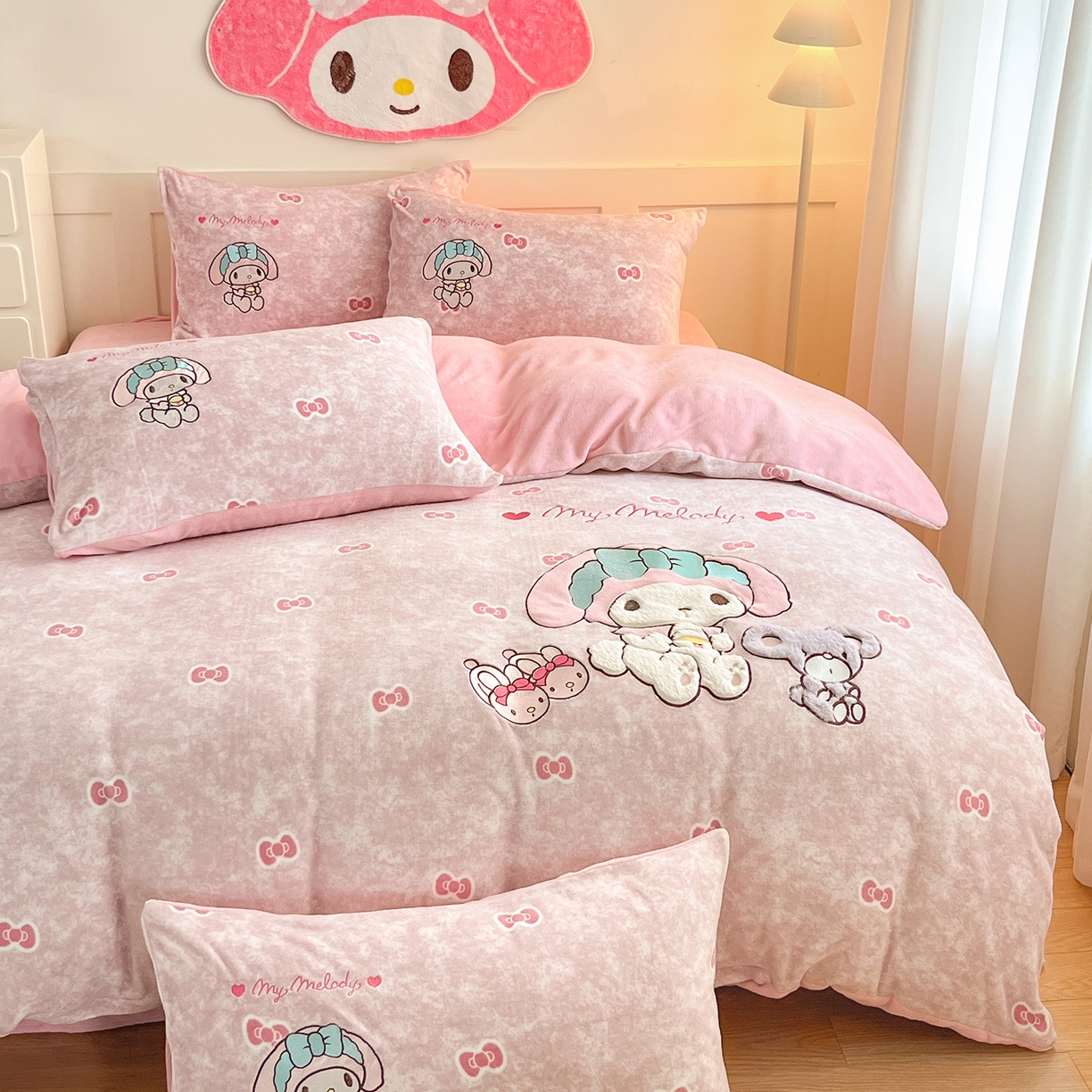 91家纺网 家纺一手货源 找家纺 金爱家 2025新款A类三丽鸥授权Kitty兔毛贴布绣毛巾绣印加绣卡通少女加厚牛奶绒系列四件套 绒贴布绣-蝴蝶结美乐蒂