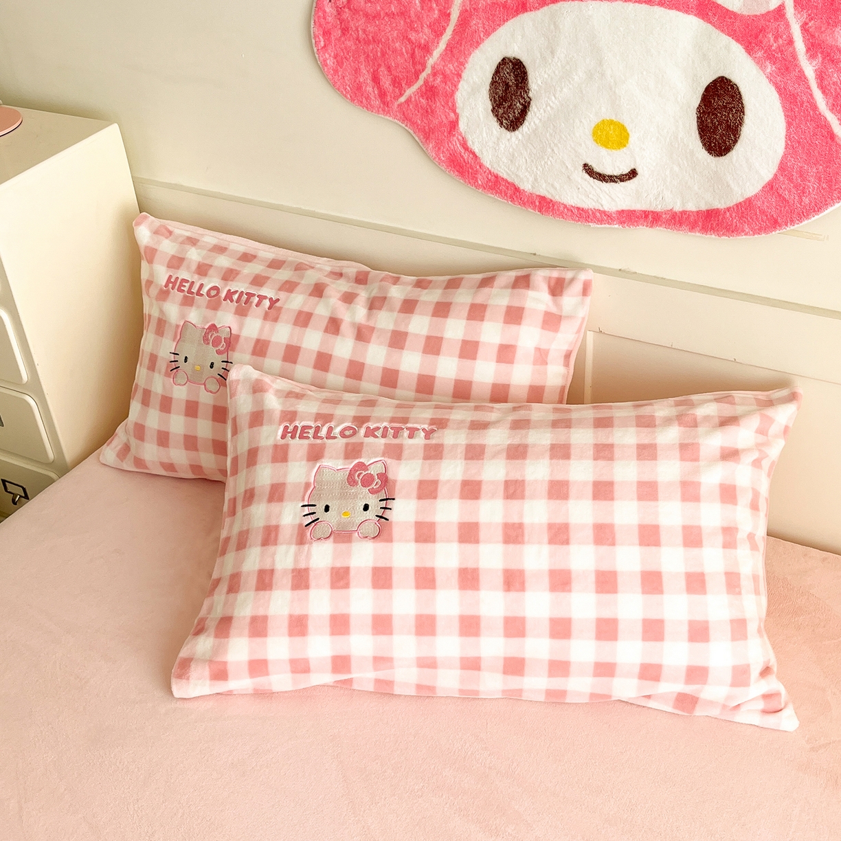 91家纺网 家纺一手货源 找家纺 金爱家 2025新款A类三丽鸥授权Kitty兔毛贴布绣毛巾绣印加绣卡通少女加厚牛奶绒系列四件套 绒贴布绣-粉格爱心KT