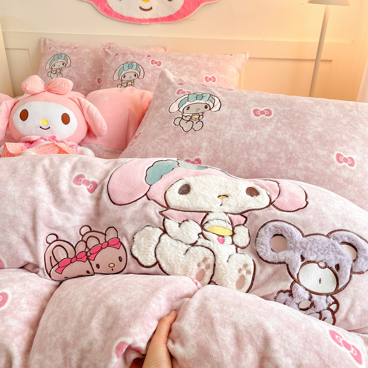 91家纺网 家纺一手货源 找家纺 金爱家 2025新款A类三丽鸥授权Kitty兔毛贴布绣毛巾绣印加绣卡通少女加厚牛奶绒系列四件套 绒贴布绣-蝴蝶结美乐蒂