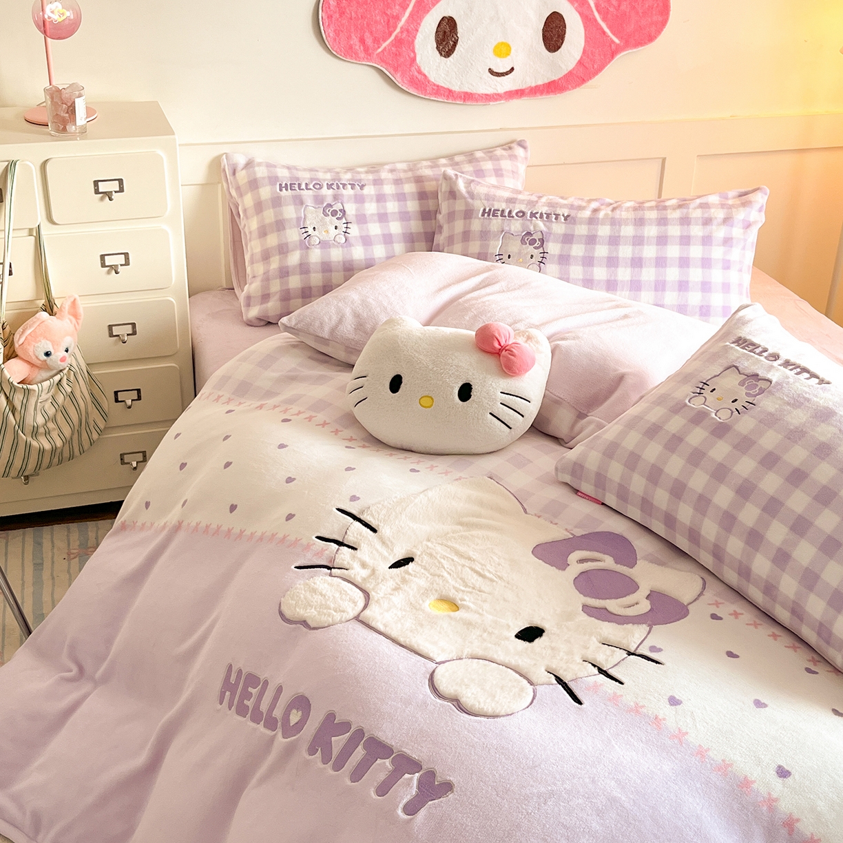 91家纺网 家纺一手货源 找家纺 金爱家 2025新款A类三丽鸥授权Kitty兔毛贴布绣毛巾绣印加绣卡通少女加厚牛奶绒系列四件套 绒贴布绣- 紫格爱心KT