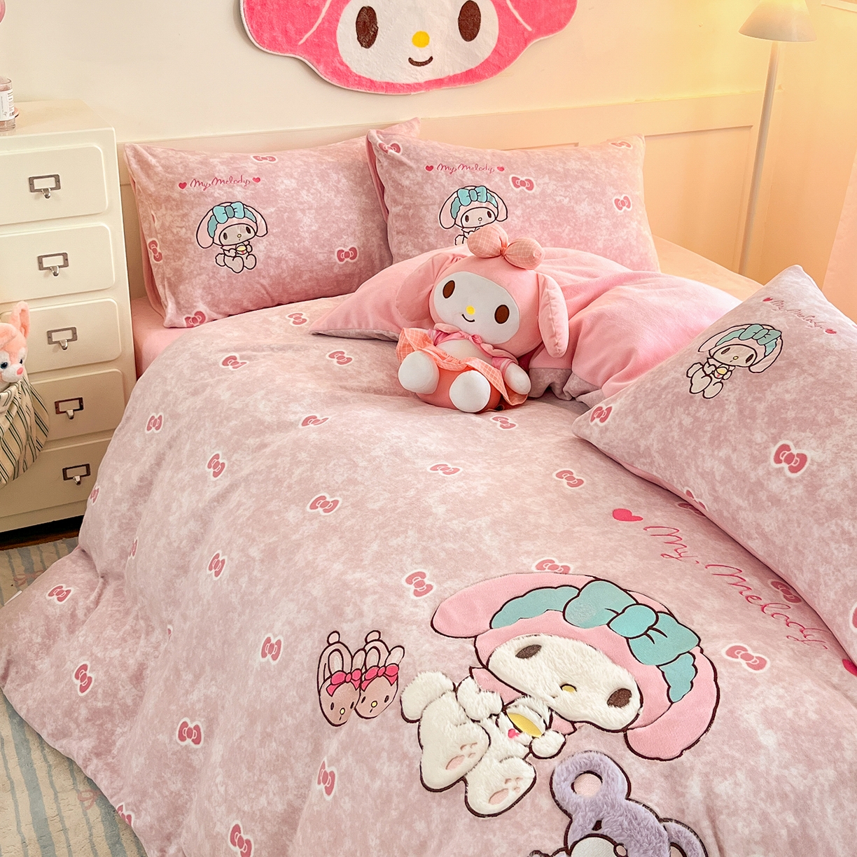 91家纺网 家纺一手货源 找家纺 金爱家 2025新款A类三丽鸥授权Kitty兔毛贴布绣毛巾绣印加绣卡通少女加厚牛奶绒系列四件套 绒贴布绣-蝴蝶结美乐蒂