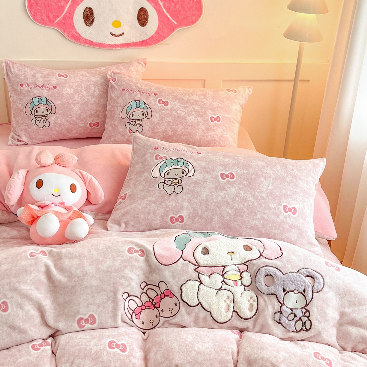 91家纺网 家纺一手货源 找家纺 金爱家 2025新款A类三丽鸥授权Kitty兔毛贴布绣毛巾绣印加绣卡通少女加厚牛奶绒系列四件套 绒贴布绣-蝴蝶结美乐蒂