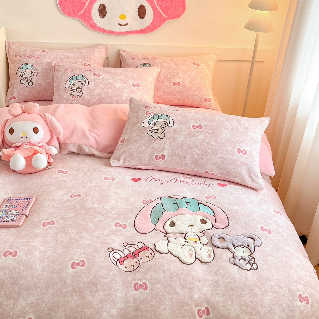 91家纺网 家纺一手货源 找家纺 金爱家 2025新款A类三丽鸥授权Kitty兔毛贴布绣毛巾绣印加绣卡通少女加厚牛奶绒系列四件套 绒贴布绣-蝴蝶结美乐蒂