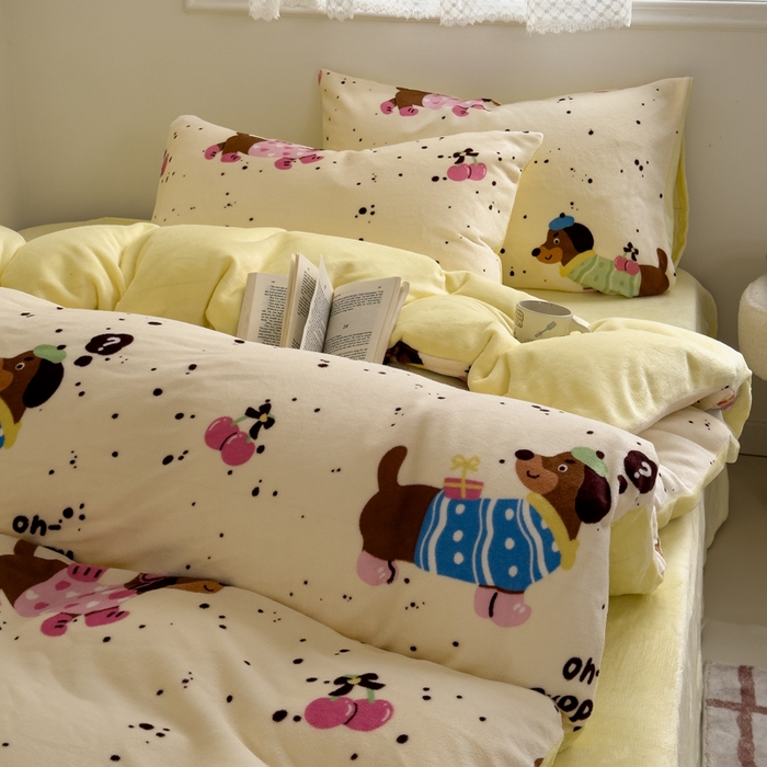 91家纺网 家纺一手货源 找家纺 小叮当家纺仓储工厂店 买家秀 爆款花型2025新款秋冬保暖高克重牛奶绒小清新印花四件套系列-风格一 芝士辣狗