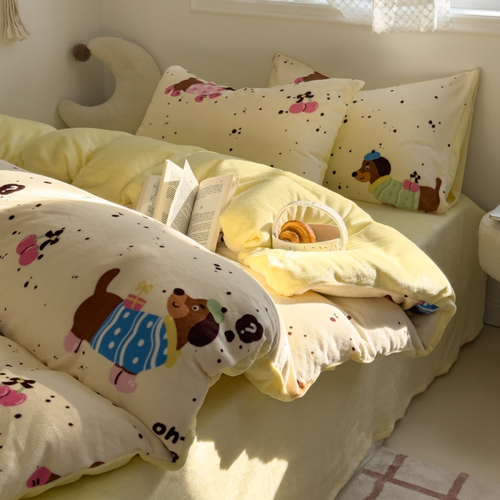 91家纺网 家纺一手货源 找家纺 小叮当家纺仓储工厂店 买家秀 爆款花型2025新款秋冬保暖高克重牛奶绒小清新印花四件套系列-风格一 芝士辣狗