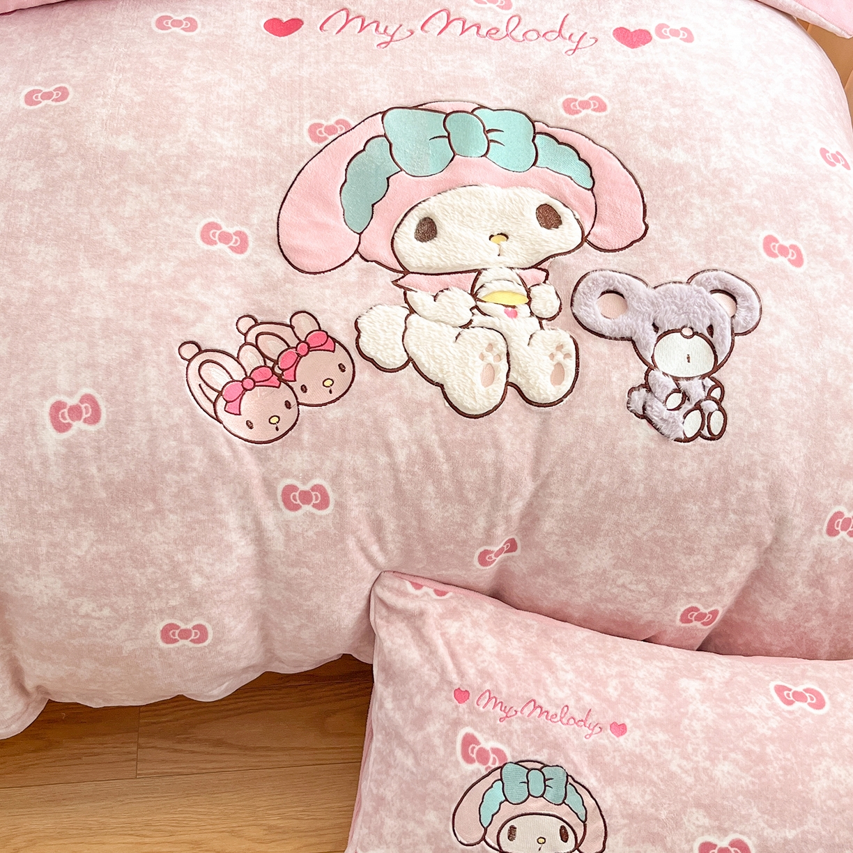 91家纺网 家纺一手货源 找家纺 金爱家 2025新款A类三丽鸥授权Kitty兔毛贴布绣毛巾绣印加绣卡通少女加厚牛奶绒系列四件套 绒贴布绣-蝴蝶结美乐蒂