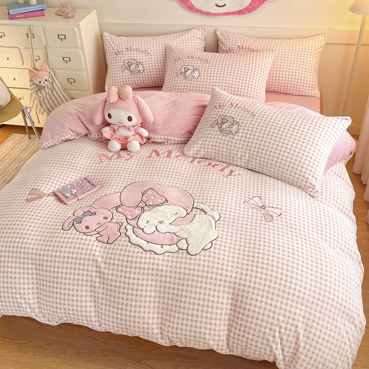 91家纺网 家纺一手货源 找家纺 金爱家 2025新款A类三丽鸥授权Kitty兔毛贴布绣毛巾绣印加绣卡通少女加厚牛奶绒系列四件套 绒贴布绣-晚安美乐蒂