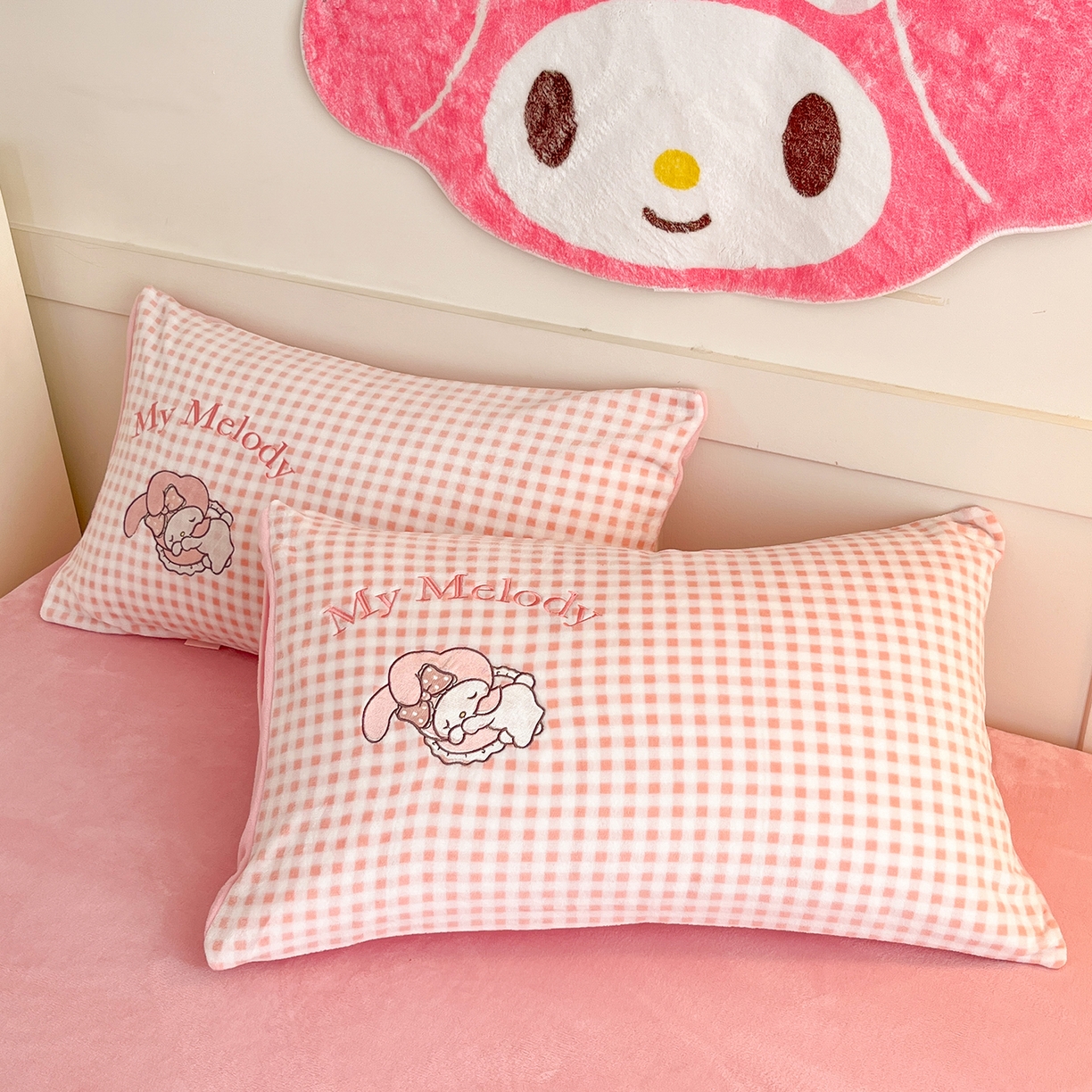 91家纺网 家纺一手货源 找家纺 金爱家 2025新款A类三丽鸥授权Kitty兔毛贴布绣毛巾绣印加绣卡通少女加厚牛奶绒系列四件套 绒贴布绣-晚安美乐蒂