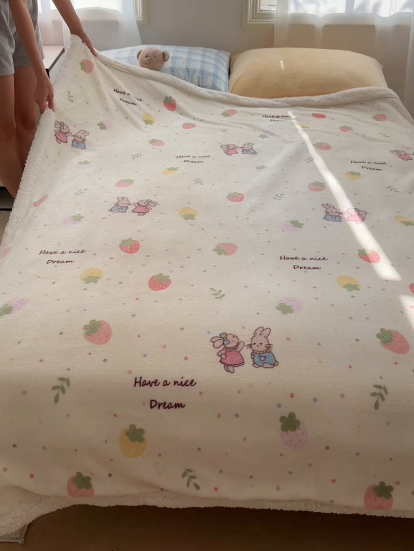 91家纺网 家纺一手货源 找家纺 （总）小叮当家纺仓储工厂店 买家秀 爆款花型2025新款牛奶绒洛丽塔小清新印花系列毛毯毯子