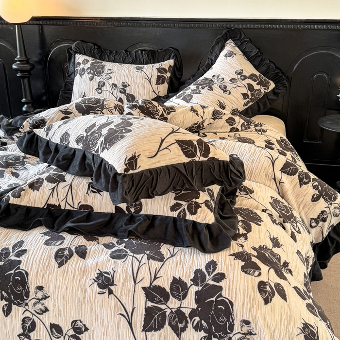 91家纺网 家纺一手货源 找家纺 宅家居 2025新款热卖热款轻法式复古赫本风绒高克重浮雕花牛奶绒四件套烂花韩版黑色花边三件套 夜半花香