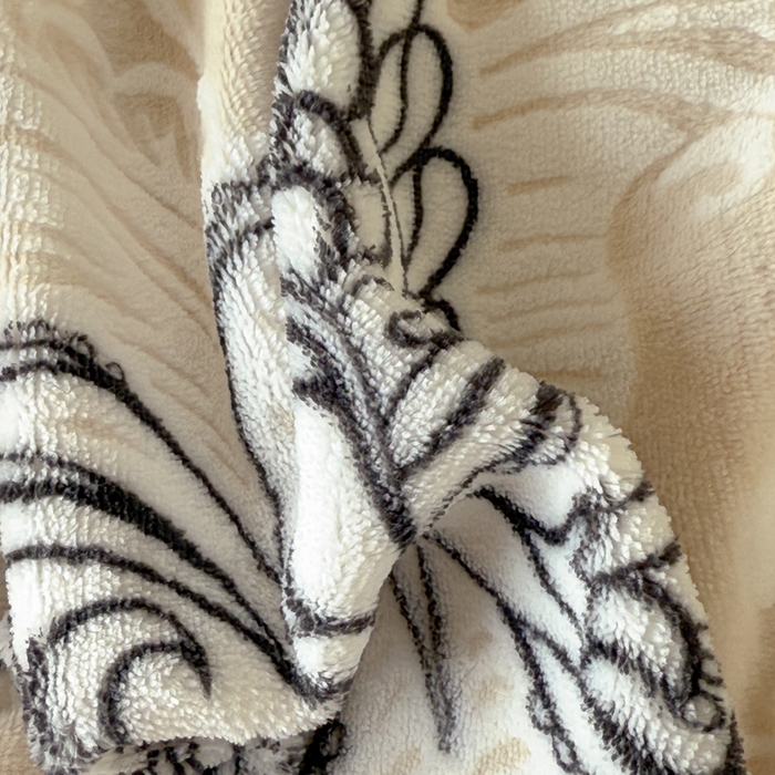 91家纺网 家纺一手货源 找家纺 宅家居 2025新款热卖热款轻法式复古赫本风绒高克重浮雕花牛奶绒四件套烂花韩版黑色花边三件套 蝶舞恋曲