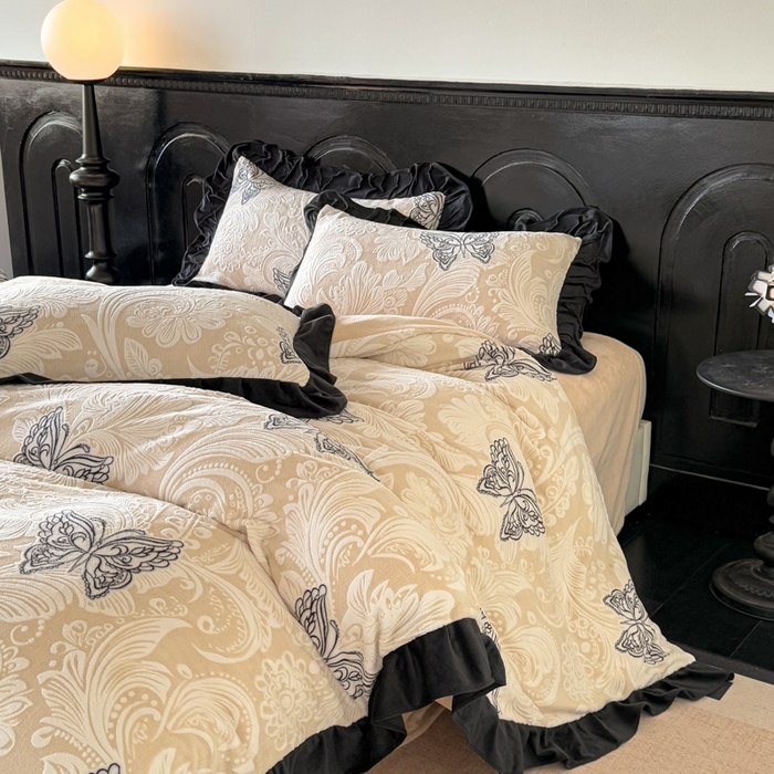 91家纺网 家纺一手货源 找家纺 宅家居 2025新款热卖热款轻法式复古赫本风绒高克重浮雕花牛奶绒四件套烂花韩版黑色花边三件套 蝶舞恋曲