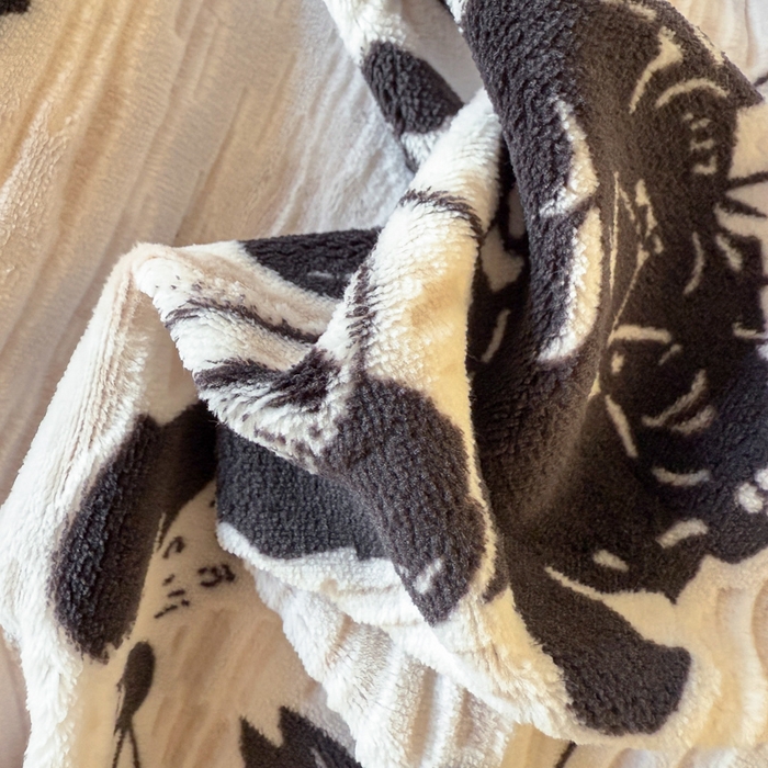 91家纺网 家纺一手货源 找家纺 宅家居 2025新款热卖热款轻法式复古赫本风绒高克重浮雕花牛奶绒四件套烂花韩版黑色花边三件套 夜半花香