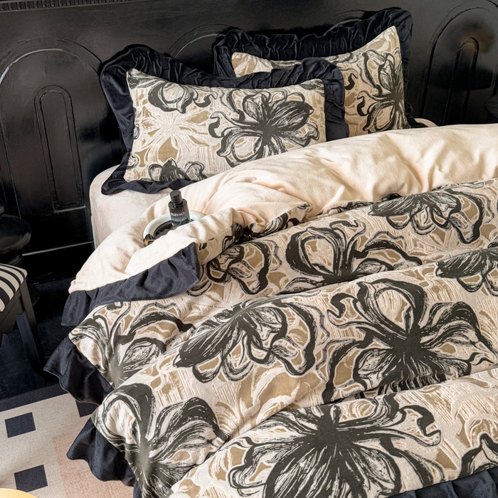 91家纺网 家纺一手货源 找家纺 宅家居 2025新款热卖热款轻法式复古赫本风绒高克重浮雕花牛奶绒四件套烂花韩版黑色花边三件套 优雅花卉