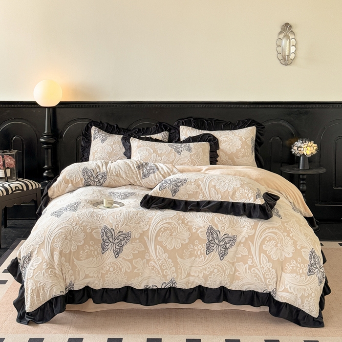 91家纺网 家纺一手货源 找家纺 宅家居 2025新款热卖热款轻法式复古赫本风绒高克重浮雕花牛奶绒四件套烂花韩版黑色花边三件套 蝶舞恋曲