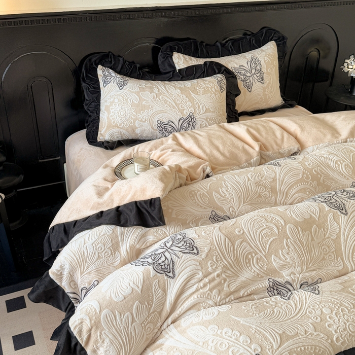 91家纺网 家纺一手货源 找家纺 宅家居 2025新款热卖热款轻法式复古赫本风绒高克重浮雕花牛奶绒四件套烂花韩版黑色花边三件套 蝶舞恋曲