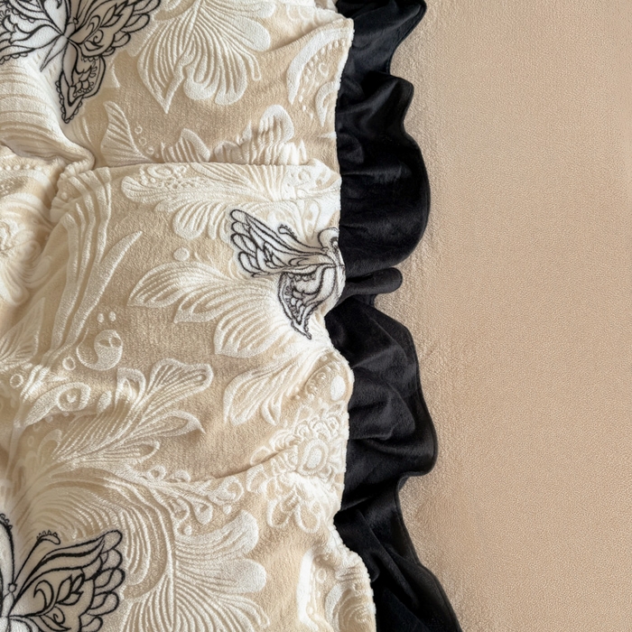 91家纺网 家纺一手货源 找家纺 宅家居 2025新款热卖热款轻法式复古赫本风绒高克重浮雕花牛奶绒四件套烂花韩版黑色花边三件套 蝶舞恋曲