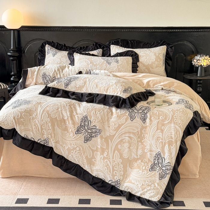 91家纺网 家纺一手货源 找家纺 宅家居 2025新款热卖热款轻法式复古赫本风绒高克重浮雕花牛奶绒四件套烂花韩版黑色花边三件套 蝶舞恋曲