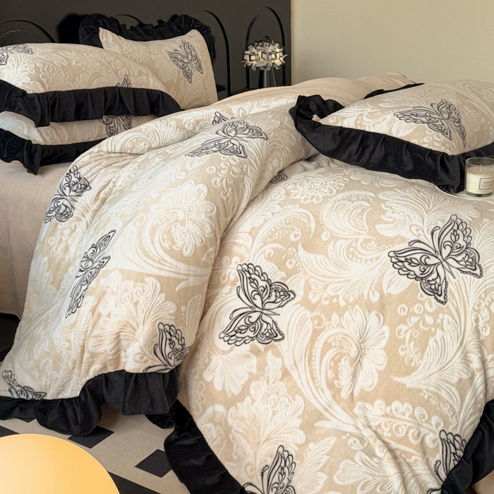 91家纺网 家纺一手货源 找家纺 宅家居 2025新款热卖热款轻法式复古赫本风绒高克重浮雕花牛奶绒四件套烂花韩版黑色花边三件套 蝶舞恋曲