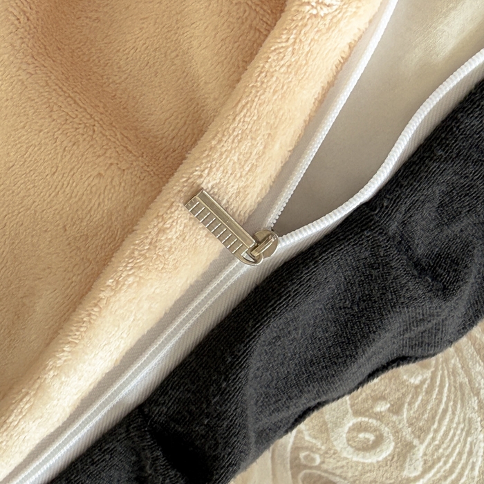 91家纺网 家纺一手货源 找家纺 宅家居 2025新款热卖热款轻法式复古赫本风绒高克重浮雕花牛奶绒四件套烂花韩版黑色花边三件套 蝶舞恋曲