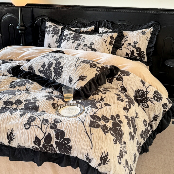 91家纺网 家纺一手货源 找家纺 宅家居 2025新款热卖热款轻法式复古赫本风绒高克重浮雕花牛奶绒四件套烂花韩版黑色花边三件套 夜半花香