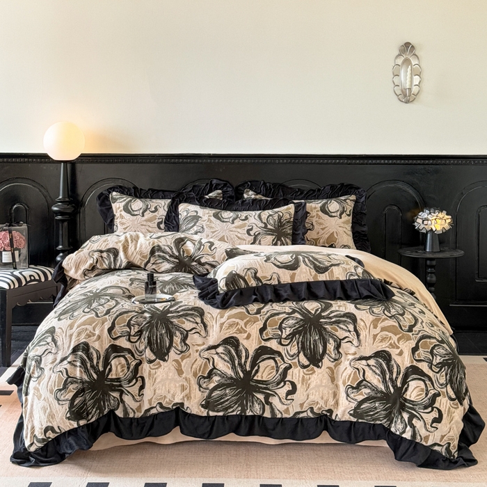 91家纺网 家纺一手货源 找家纺 宅家居 2025新款热卖热款轻法式复古赫本风绒高克重浮雕花牛奶绒四件套烂花韩版黑色花边三件套 优雅花卉