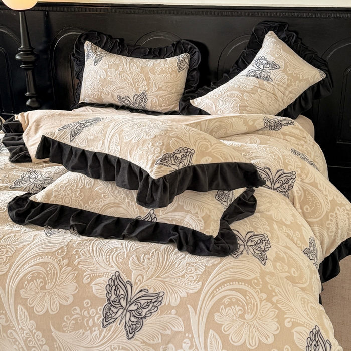 91家纺网 家纺一手货源 找家纺 宅家居 2025新款热卖热款轻法式复古赫本风绒高克重浮雕花牛奶绒四件套烂花韩版黑色花边三件套 蝶舞恋曲
